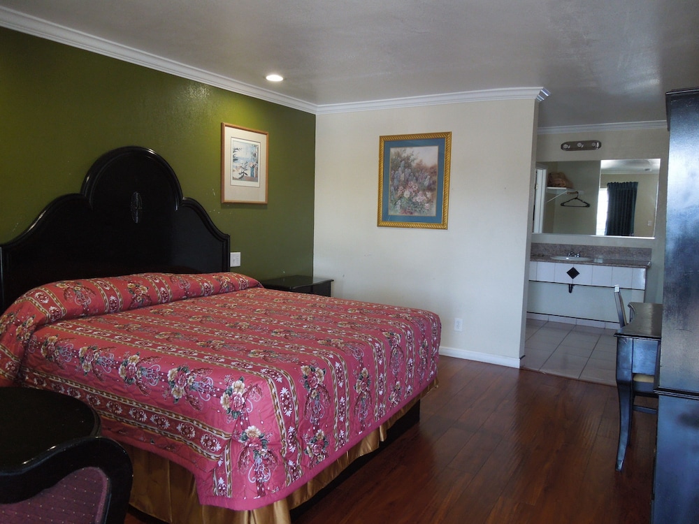 Castaway Motel 14/48