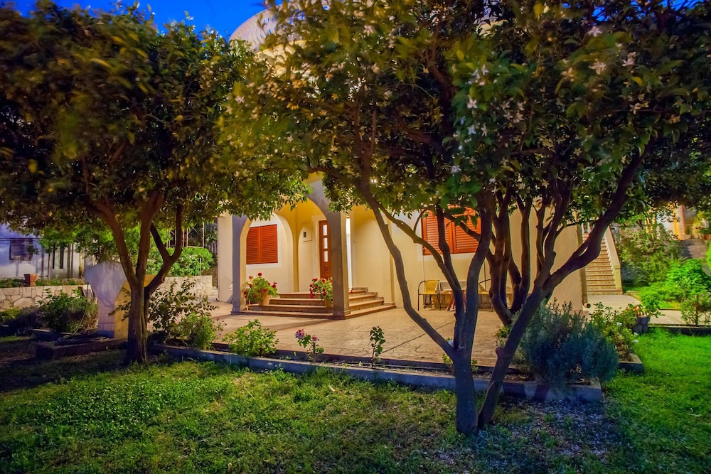 Villa Mitrovic 37/50