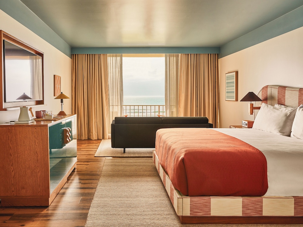 Deluxe, King Bed, Surf Side, Balcony