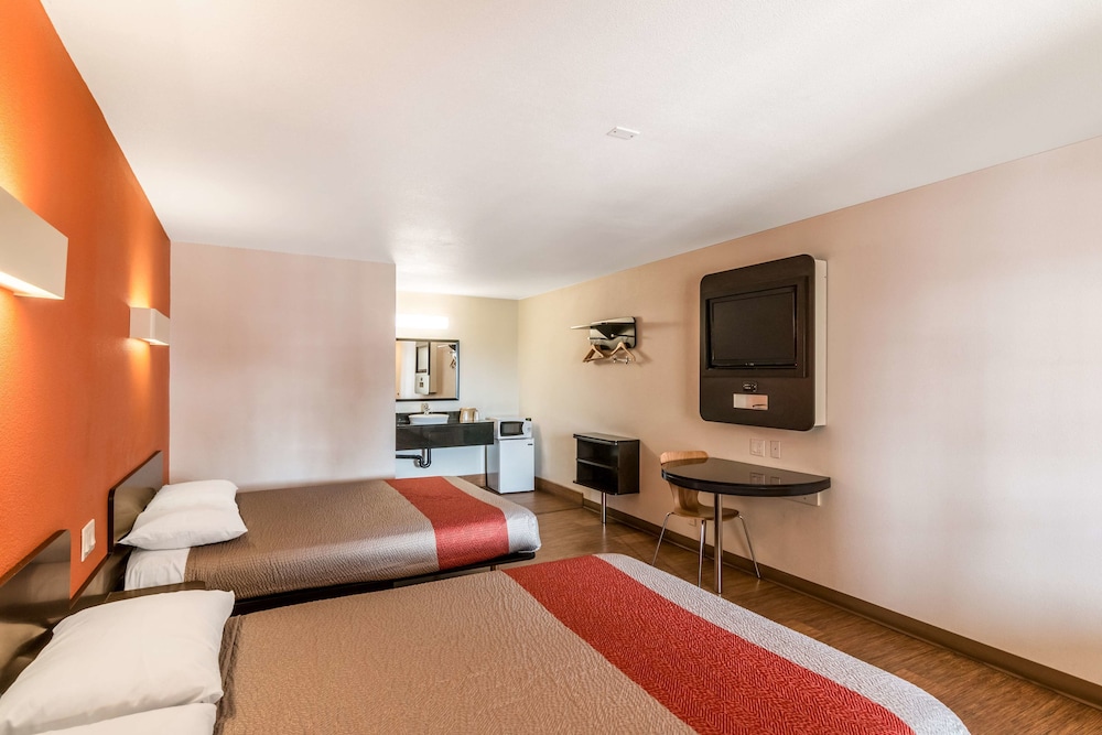 Motel6 Bell Gardens, CA - Los Angeles 24/38