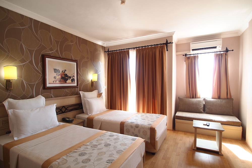 Romance Hotel 15/82