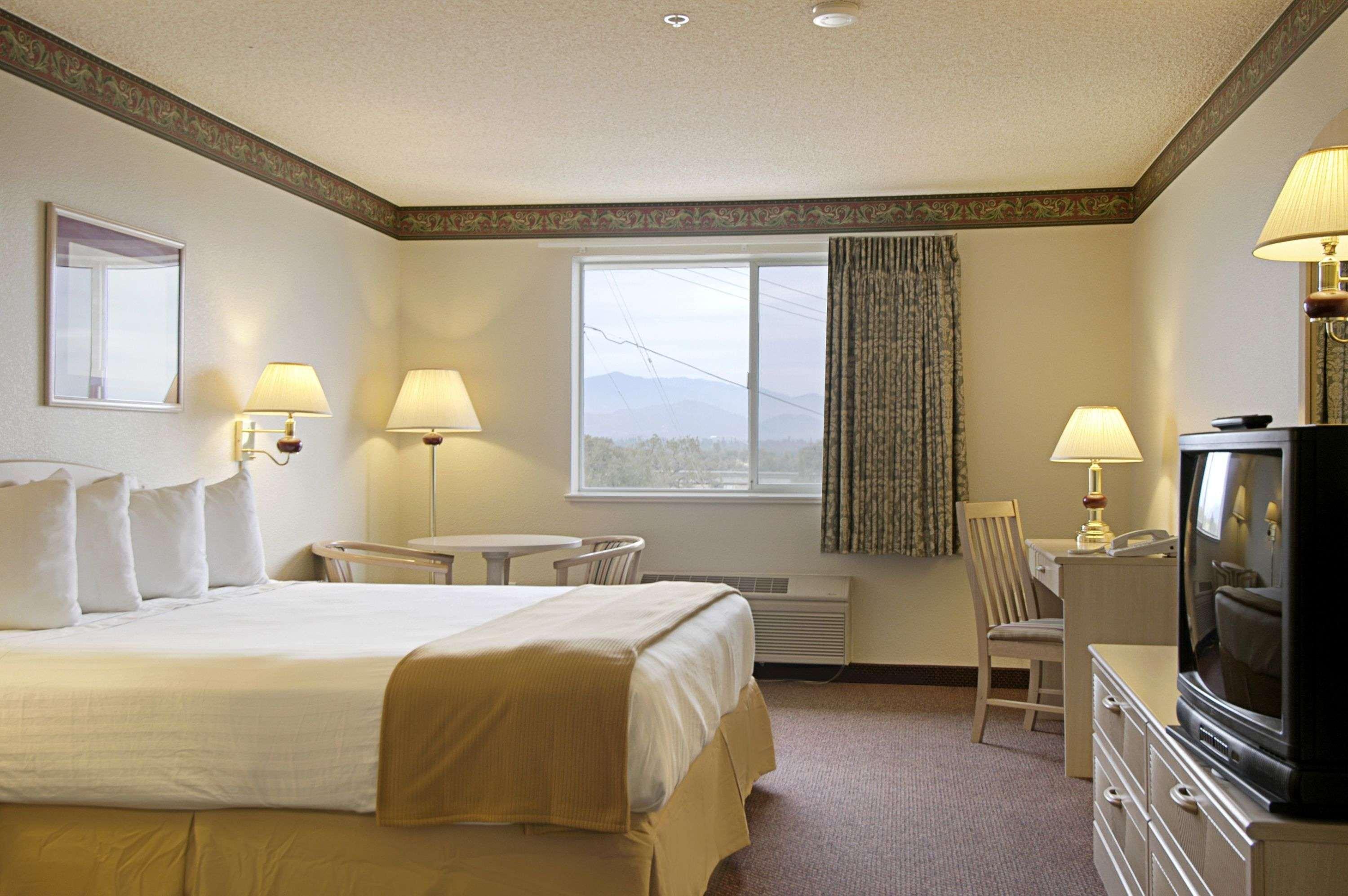 غرفة بسرير كينج، Holiday Inn Express Redding North by IHG 2/2