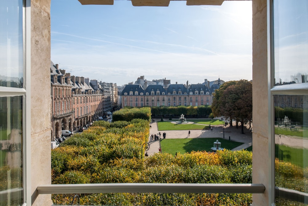 Cour des Vosges 41/50