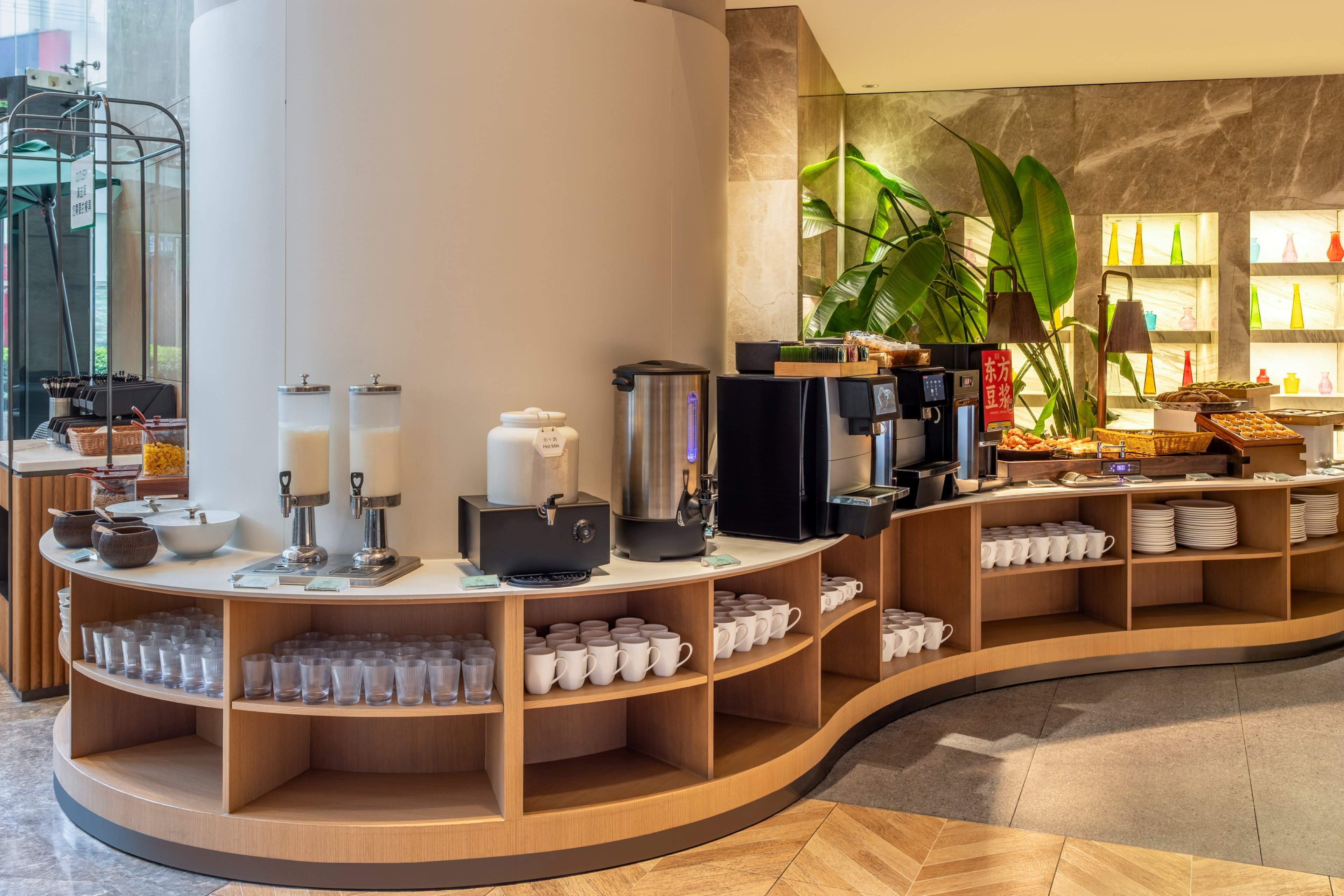 Holiday Inn Shanghai Nanjing Road 45/75