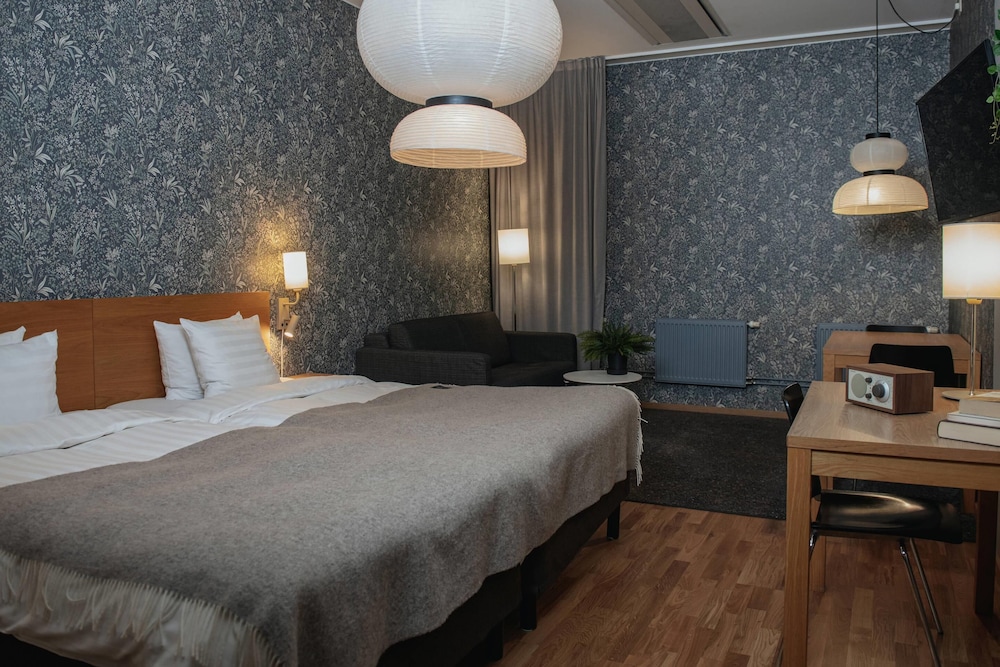 Compact, Twin Beds, No Window, Sofa