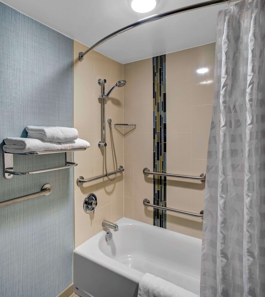 Hyatt Place Nashville Opryland 71/72