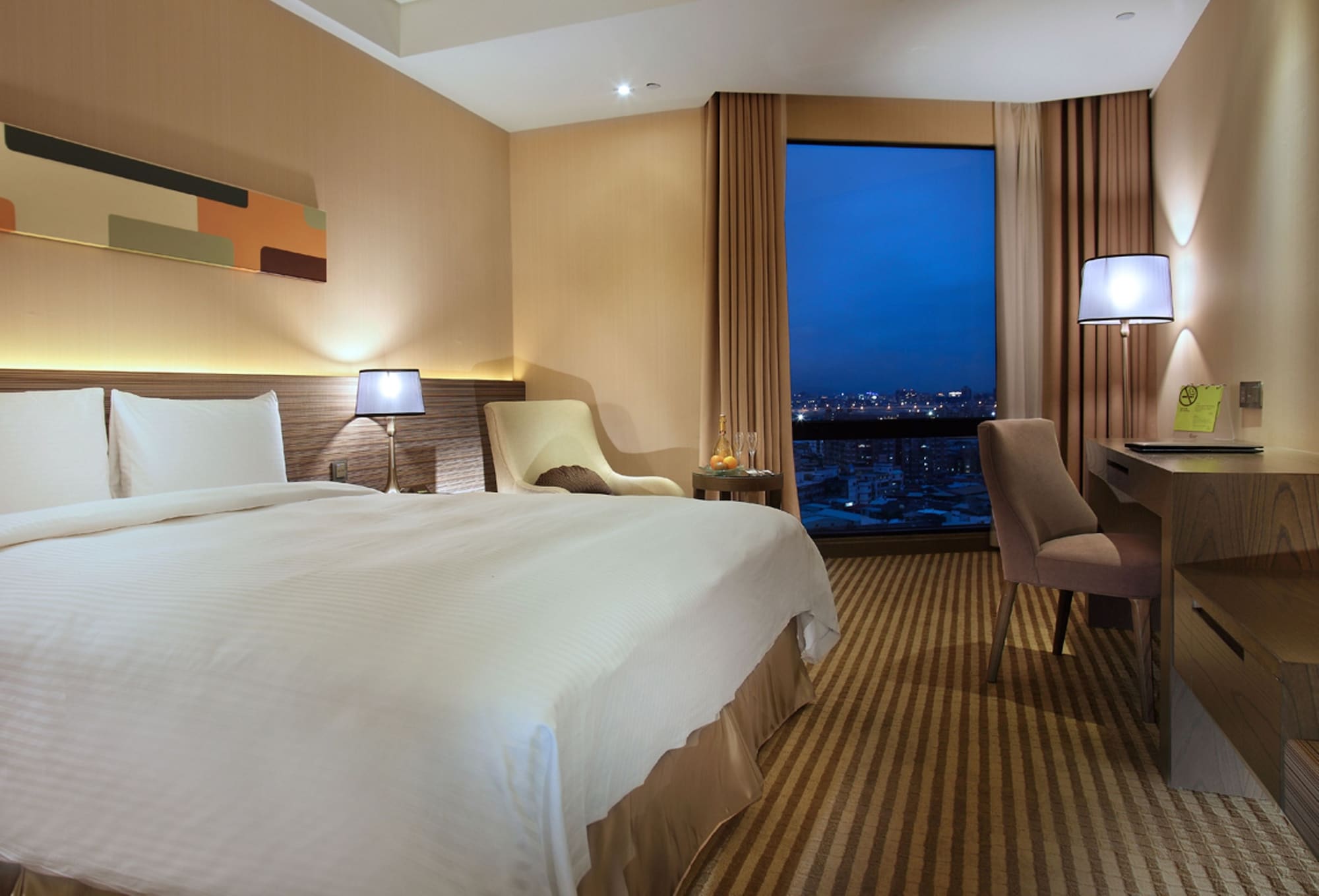 ROOM, DOUBLE BED