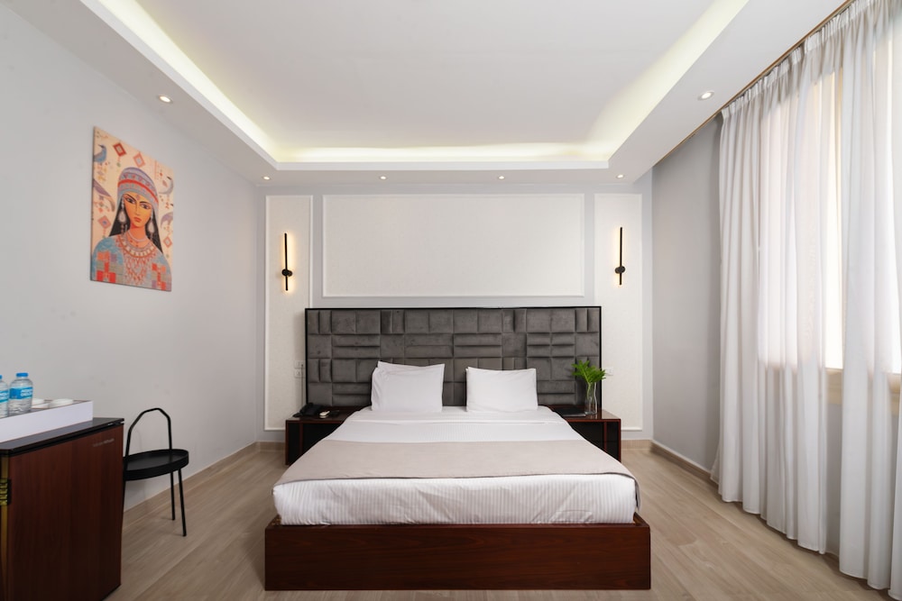 Capital Hotel 8/50