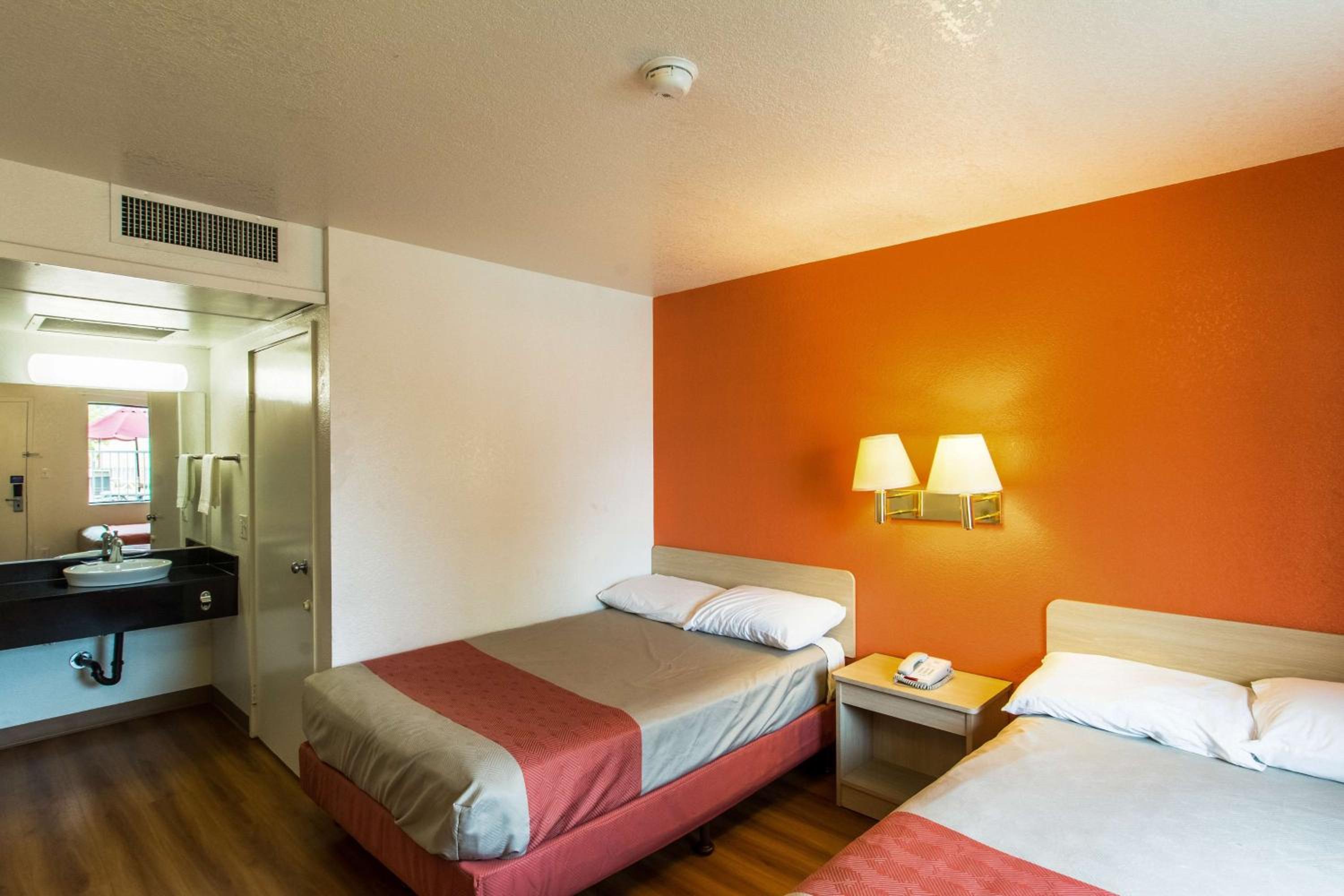 غرفة رباعية، Motel6 Redding, CA - North 3/10