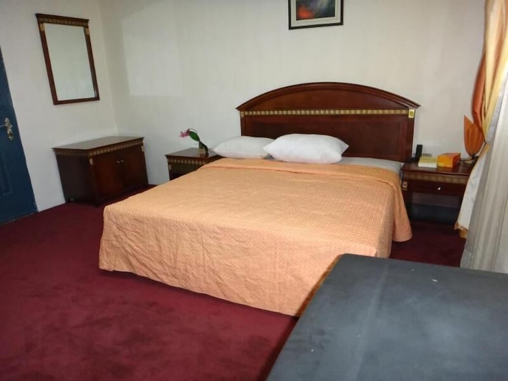 Ed Scob Suites 14/25