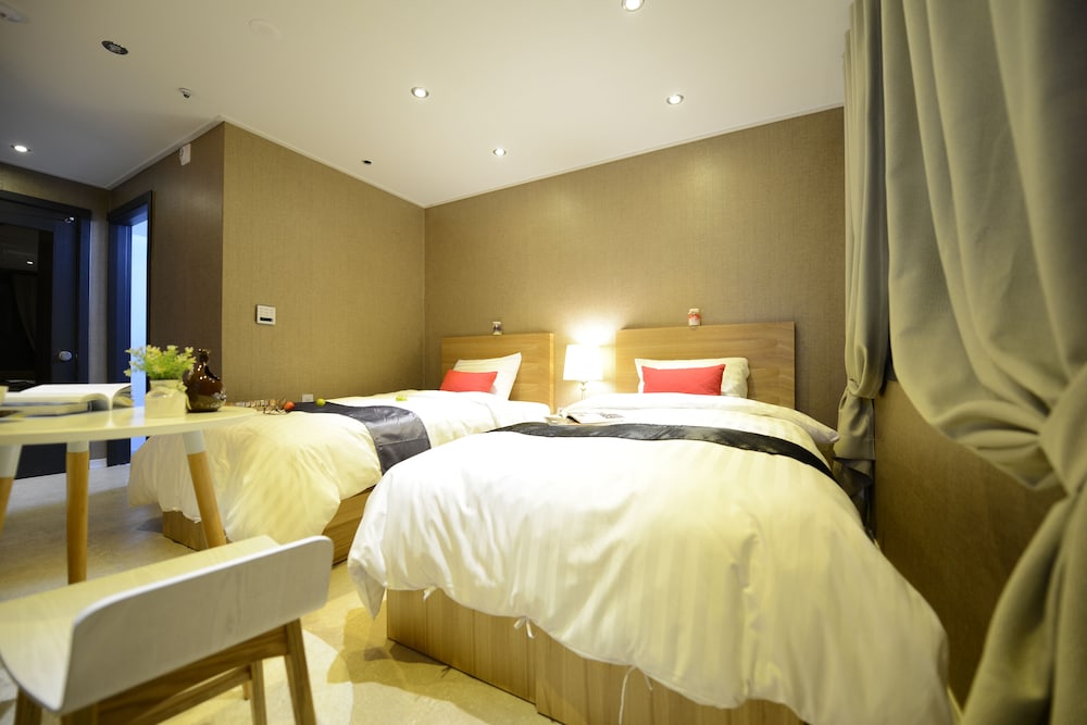 DELUXE, TWIN BEDS
