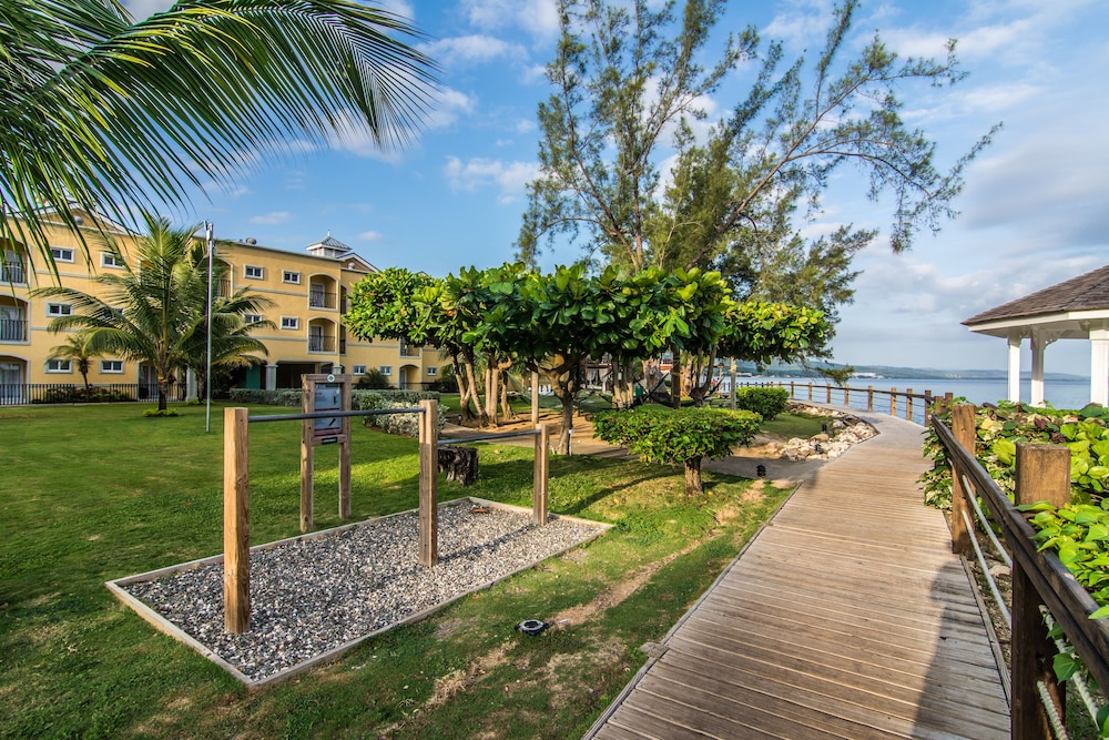 Jewel Paradise Cove Beach Resort and Spa All Inclusive - Adults Only 45/50