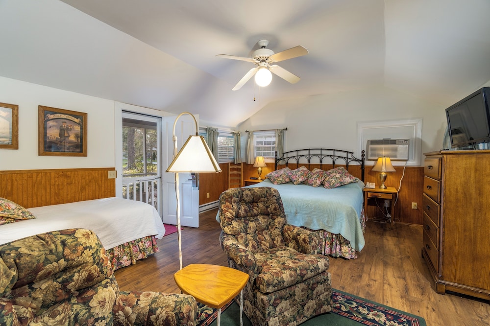 Highland Lake Inn & Resort 37/77