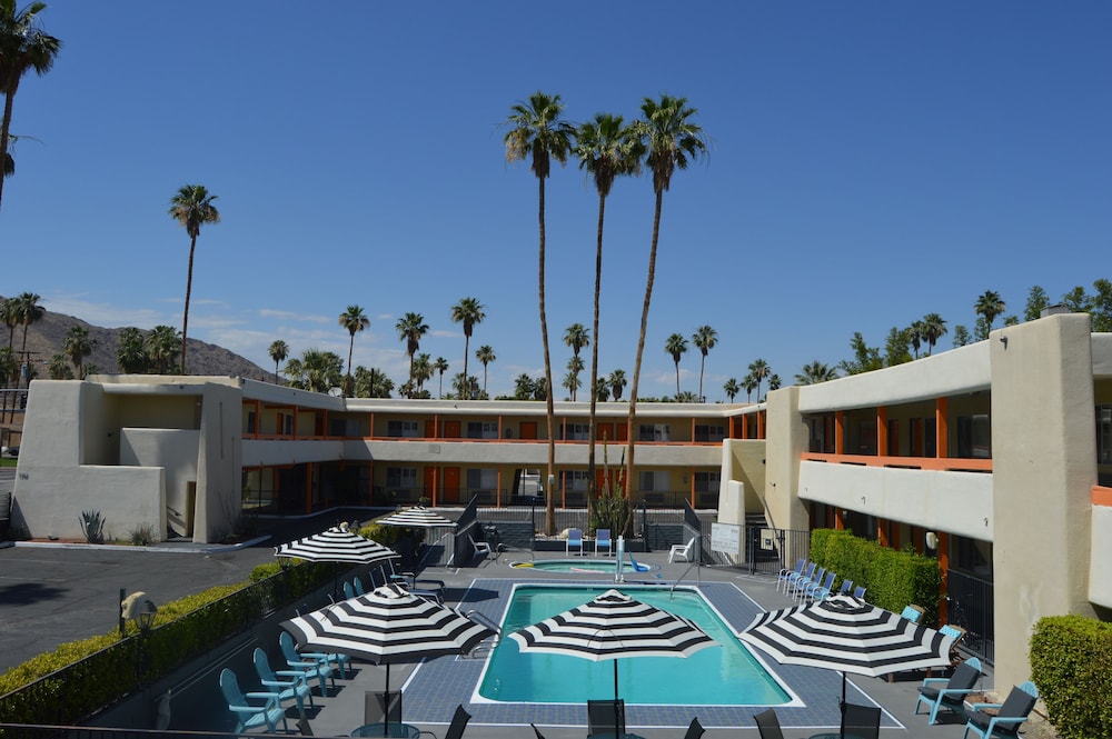 Musicland Hotel 8/49
