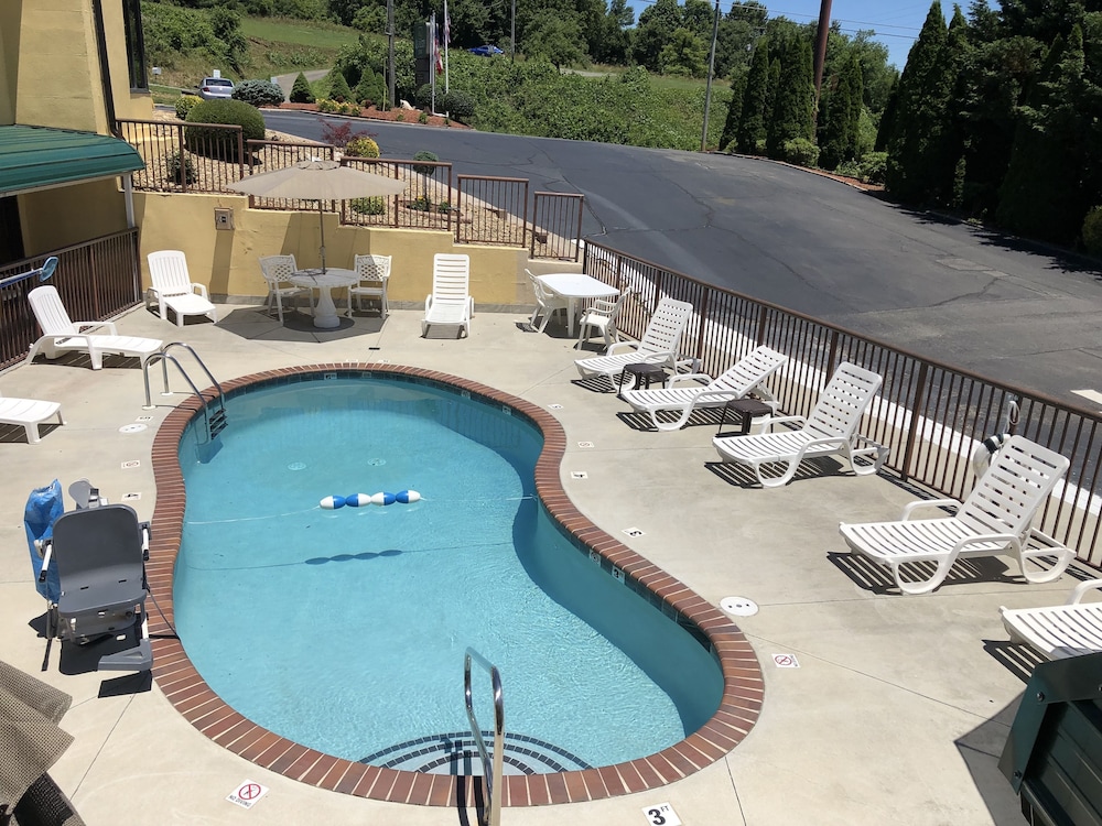 Quality Inn Hillsville 1/48