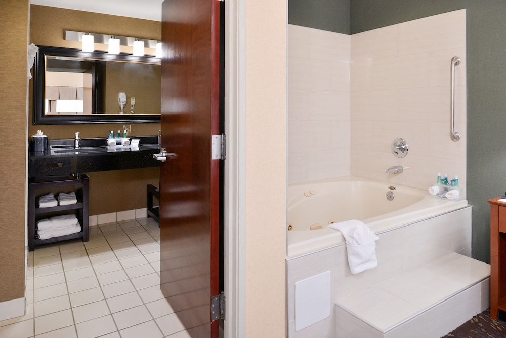 Holiday Inn Express Hotel Suites West Chester 13/76