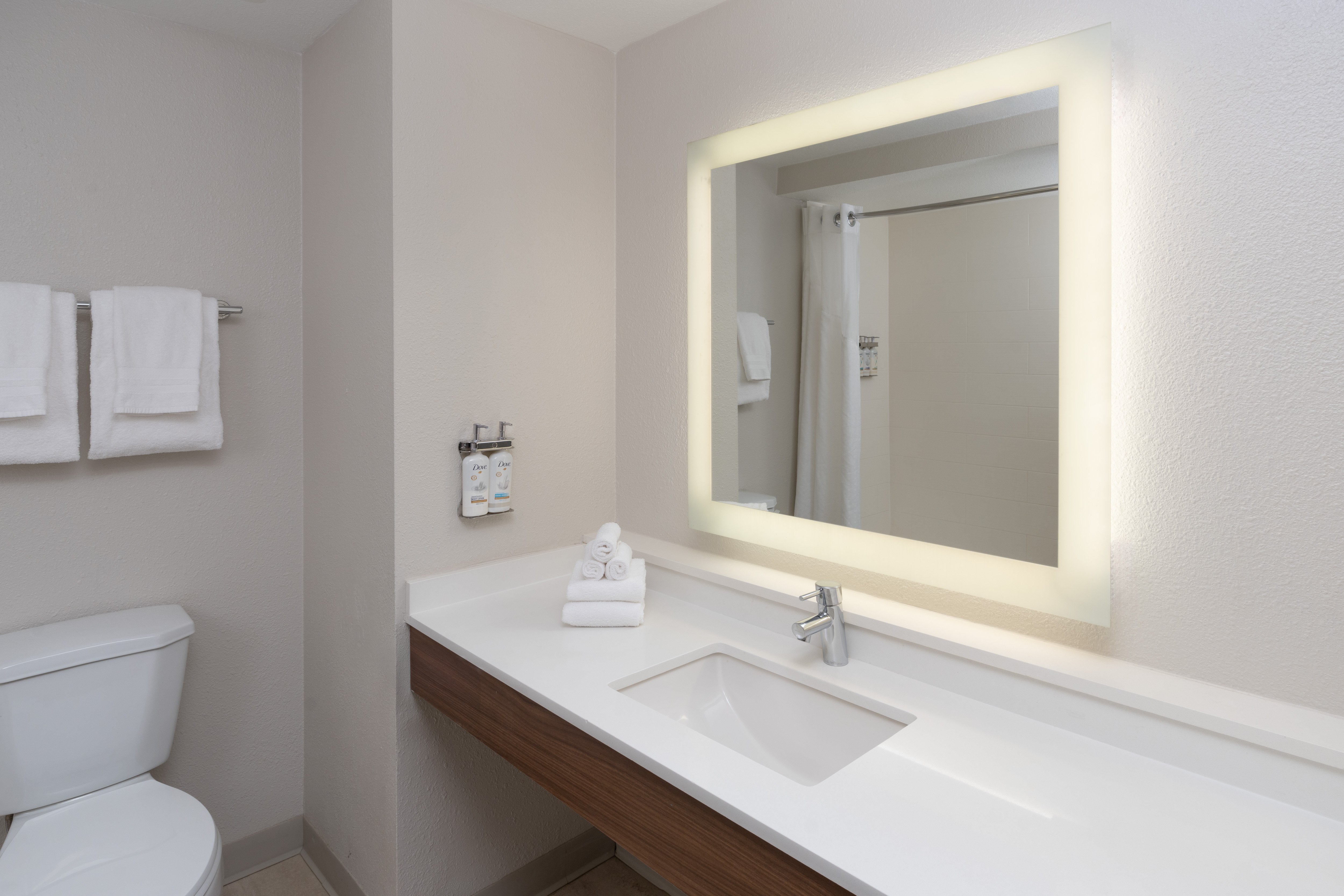 Holiday Inn Express And Suites Orlando International Airport 56/62