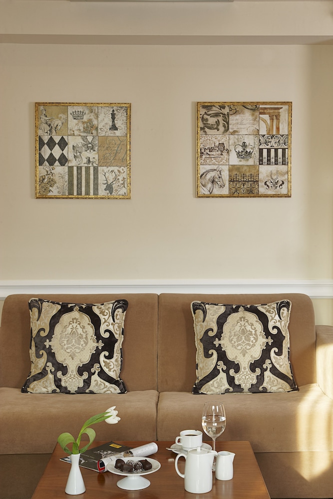 Ava Hotel Suites 37/39