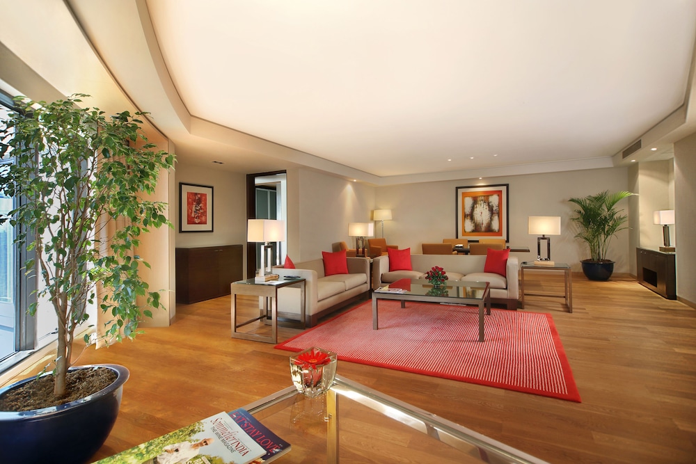 TRIDENT BANDRA KURLA 48/67
