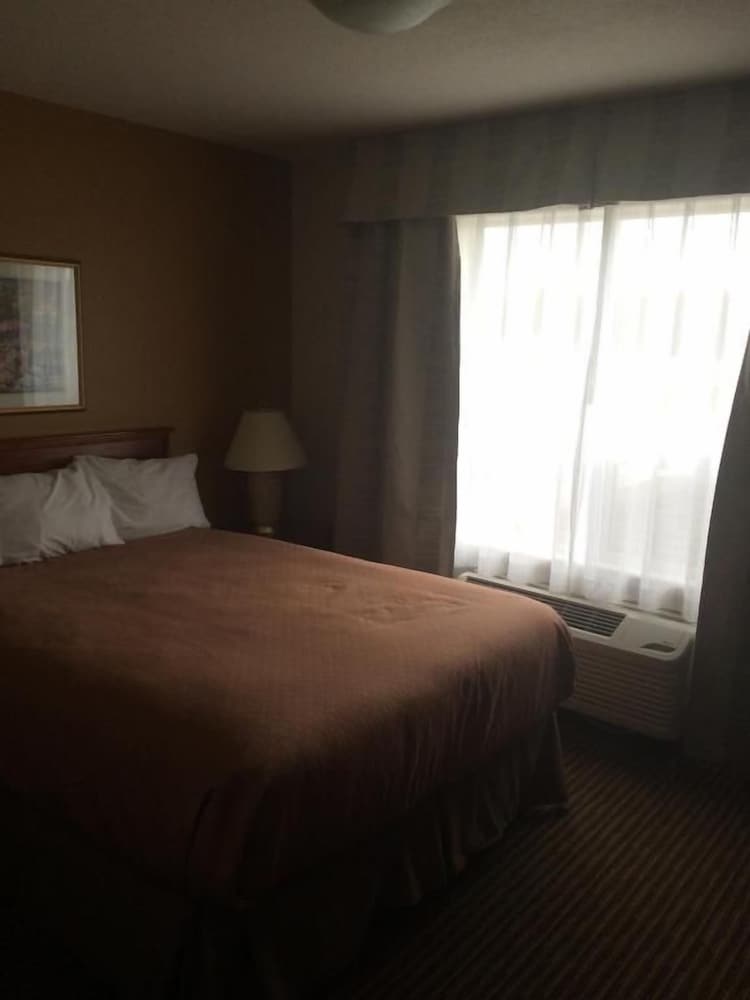 Foxwood Inn and Suites 14/38