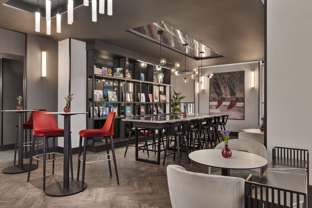 Radisson Red London Heathrow 56/64