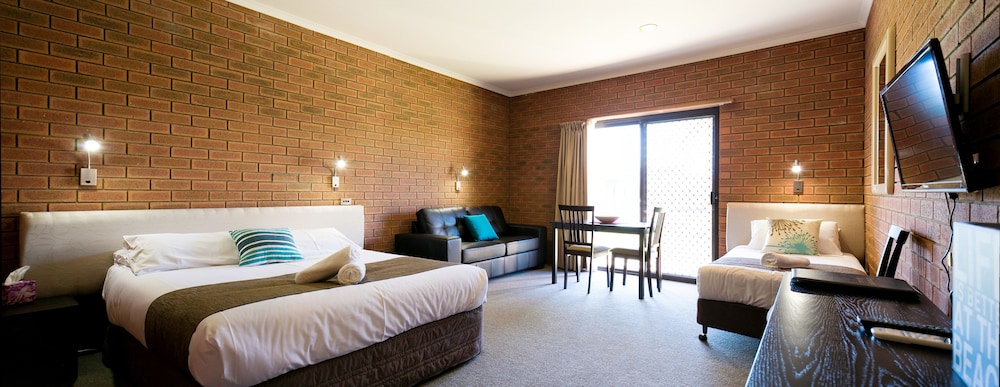Ashleigh Court Motor Inn 3/53