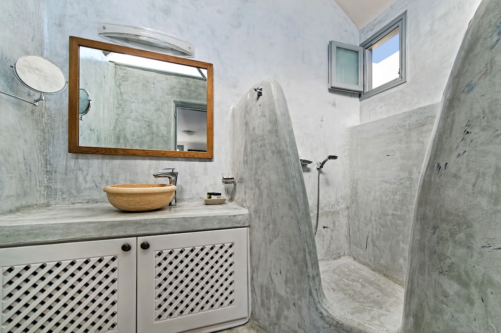 LAVA SUITES and LOUNGE 37/40