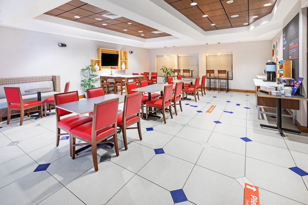 Holiday Inn Express Hotel Suites Hutto 58/72