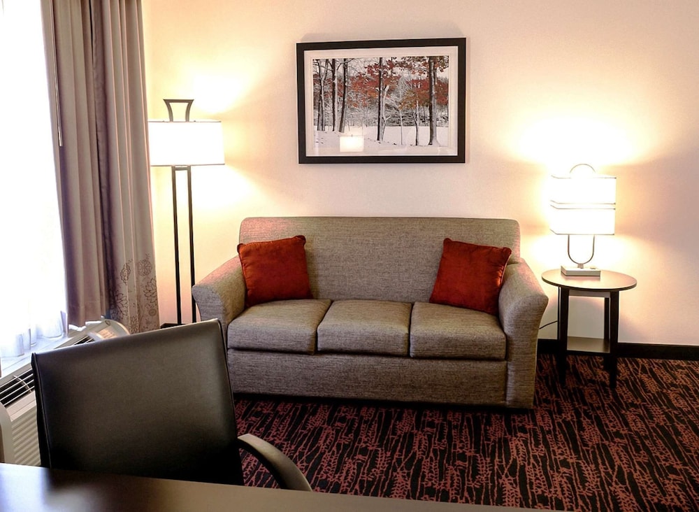 Hampton Inn and Suites Tulsa Hills 24/37
