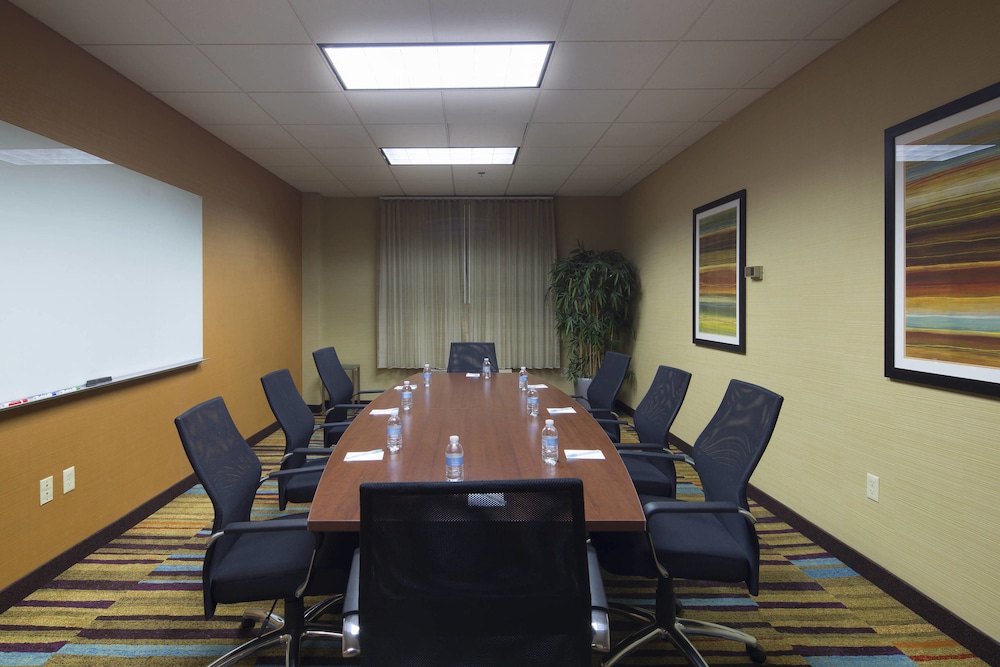 Fairfield Inn & Suites Newark Liberty International Airport 25/38