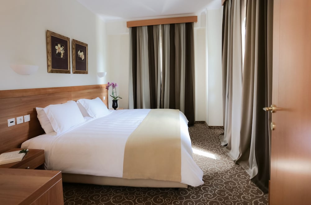 HOTEL CHLOE 12/50