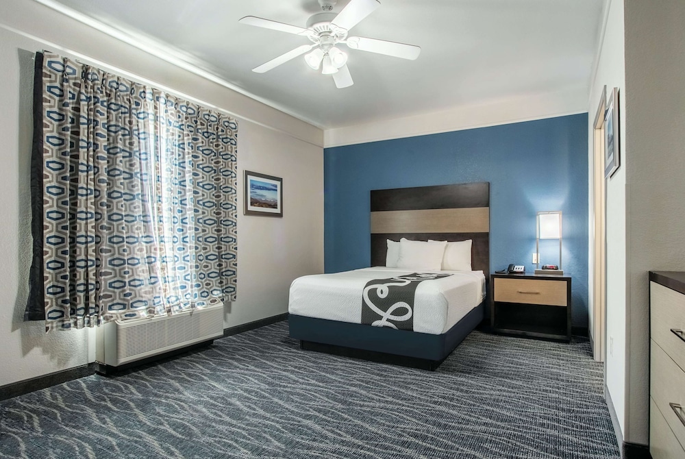 La Quinta Inn and Suites Phoenix I-10 West 15/50