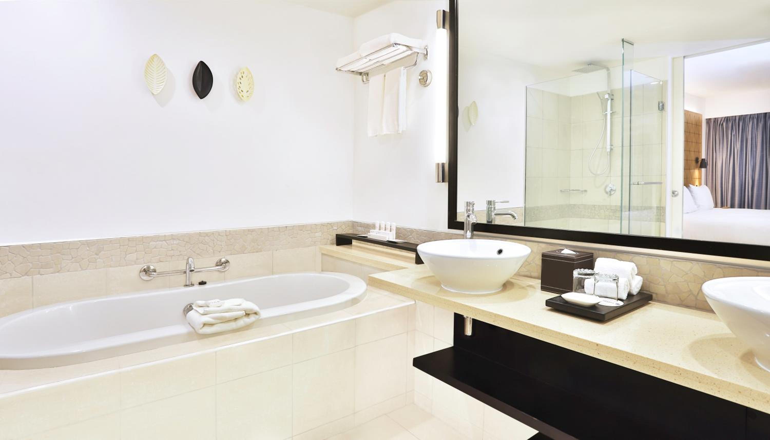 1 Bedroom, Garden, Courtyard, Suite, King Bed, Radisson Blu Resort Fiji Denarau Island 3/3