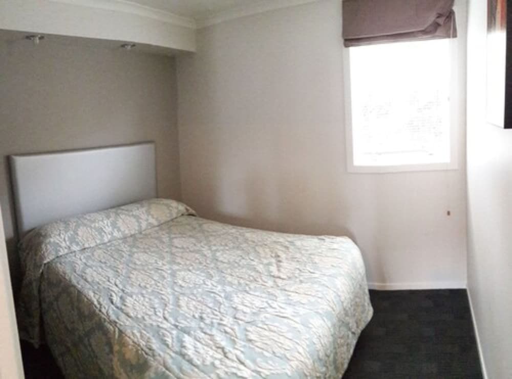 1 BEDROOM, STANDARD, KITCHEN