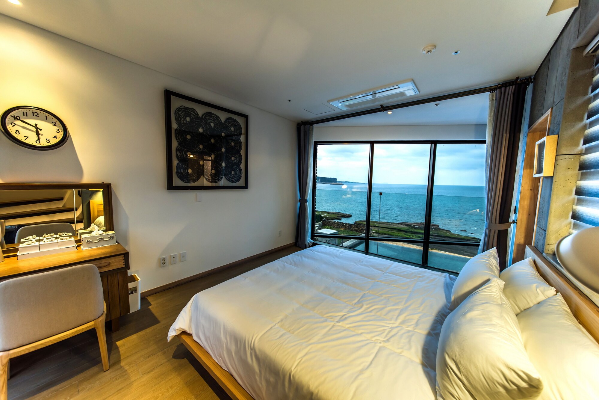 DUPLEX, KING BED