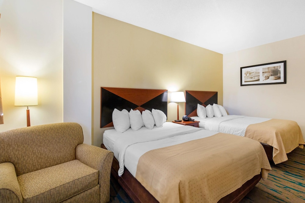 Gateway Hotel Suites Ascend Hotel Collection 12/33