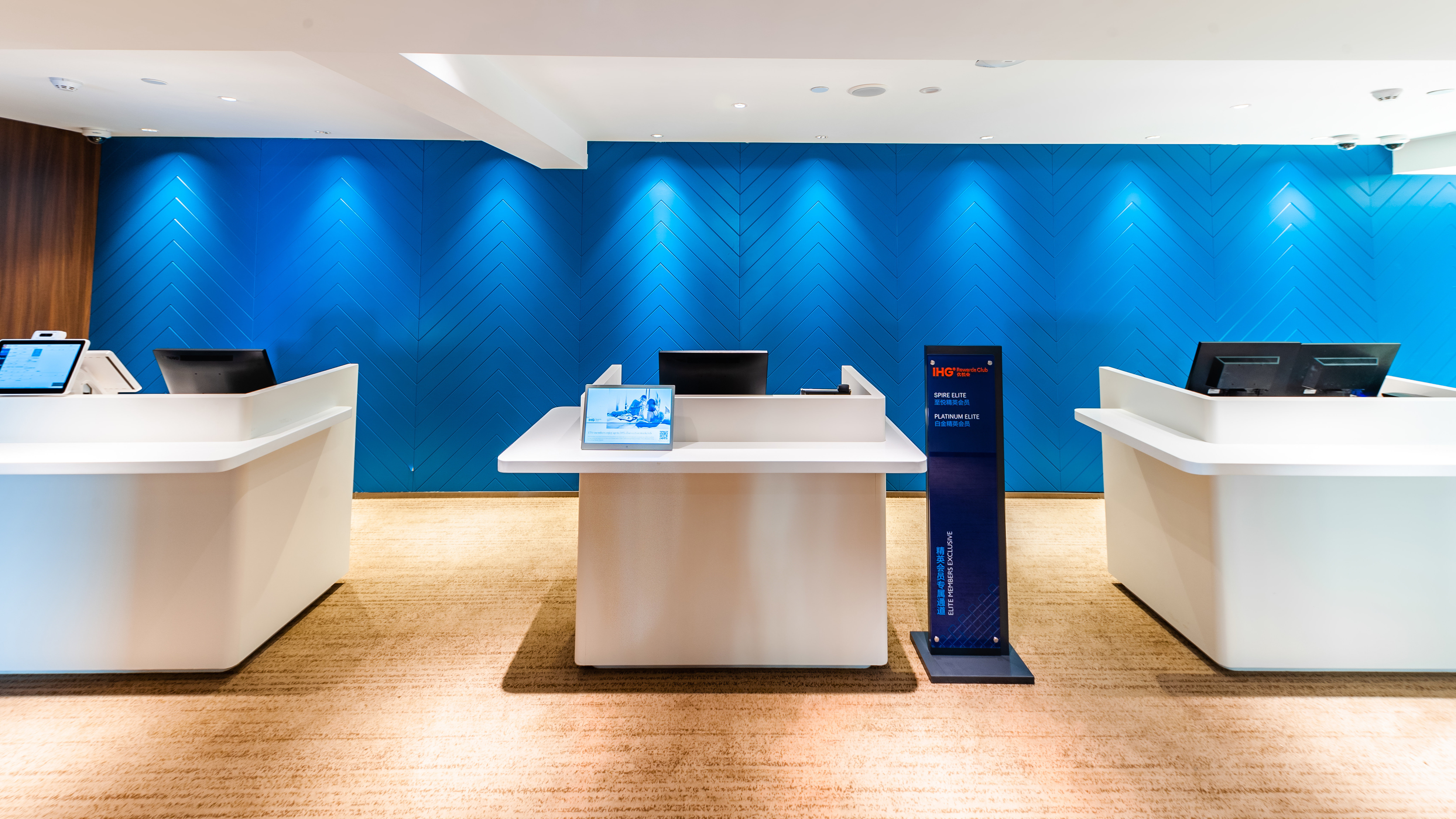 Holiday Inn Express Shanghai Baoyang 39/40