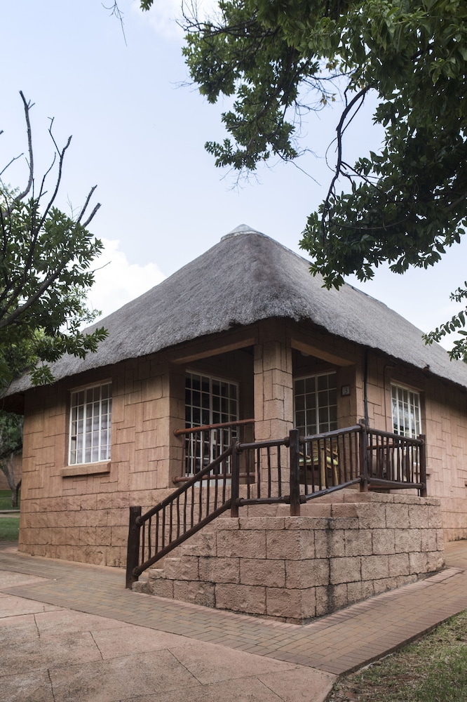 Zebra Country Lodge 4/50