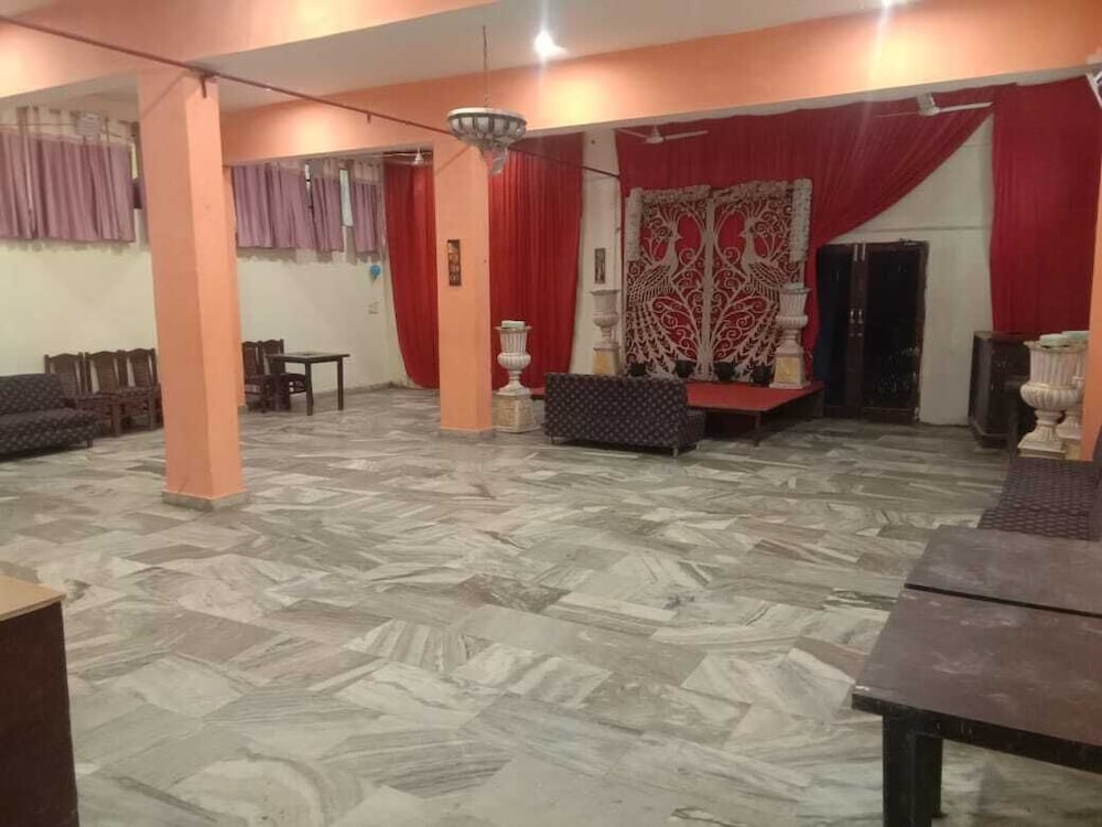 HOTEL AMBIKA PALACE 24/32