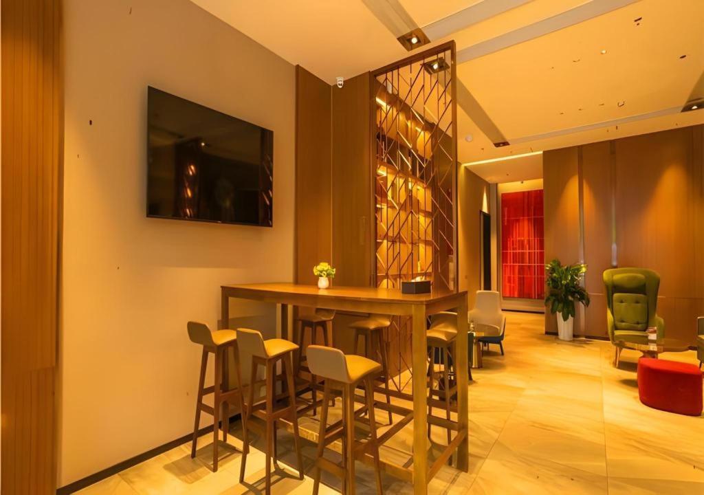 Borrman Hotel (Wuchuan) 37/52
