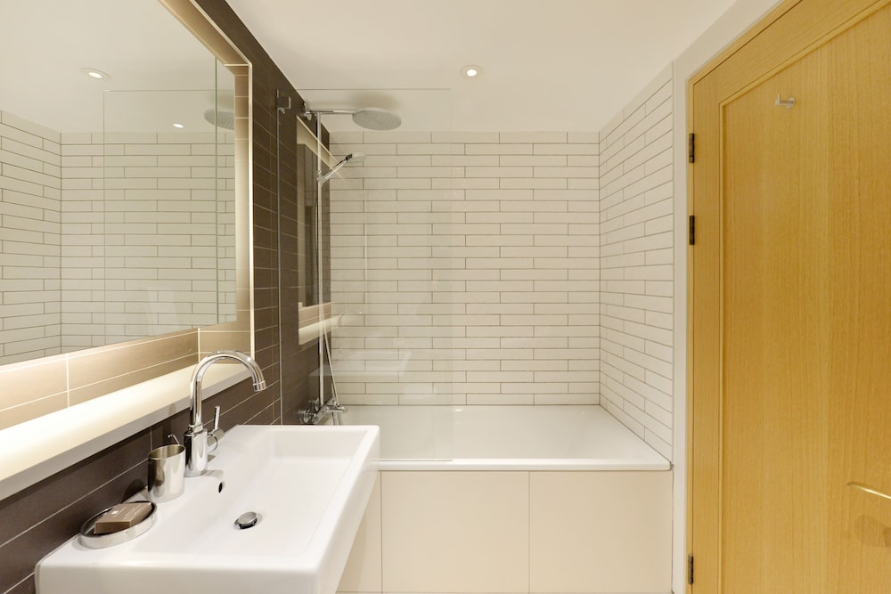 Superior St Christophers Place 24/27