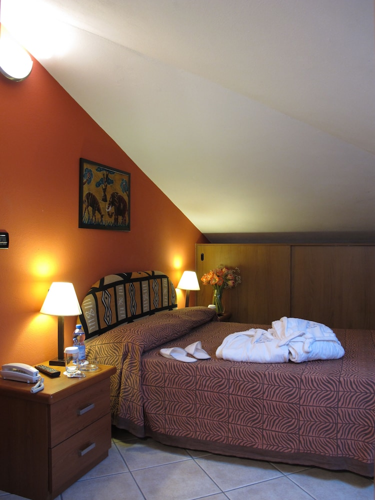 ECONOMY, TWIN BEDS, LIVING AREA