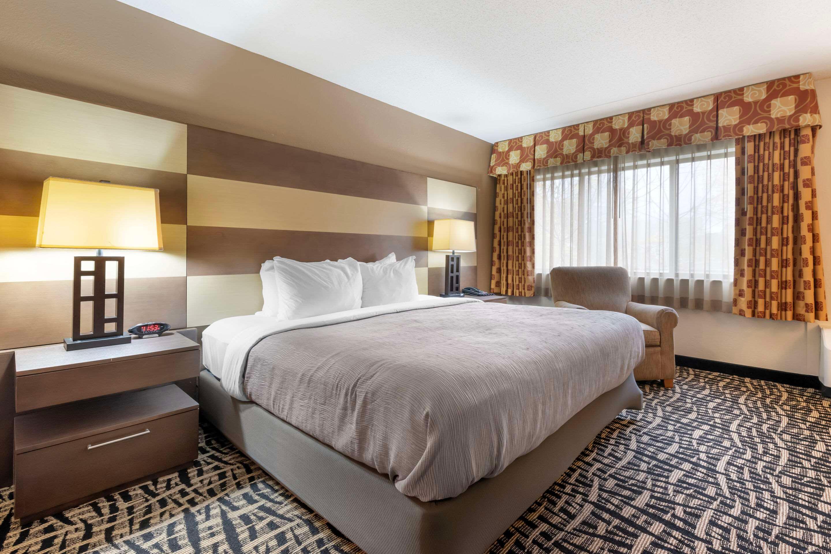 SUITE, KING BED, ACCESSIBLE