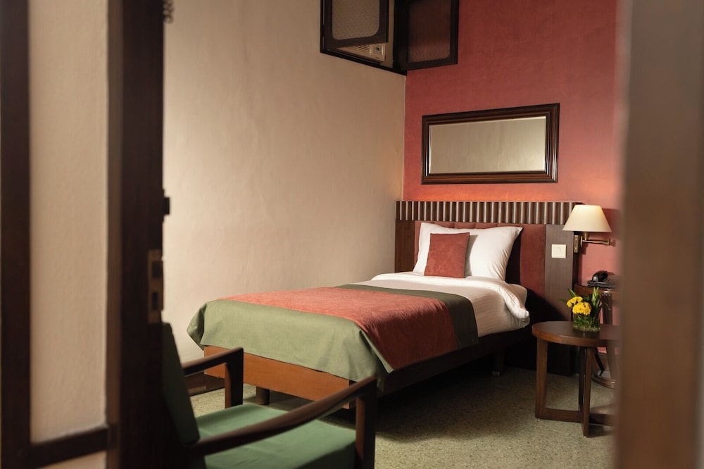 BROADWAY HOTEL 15/25