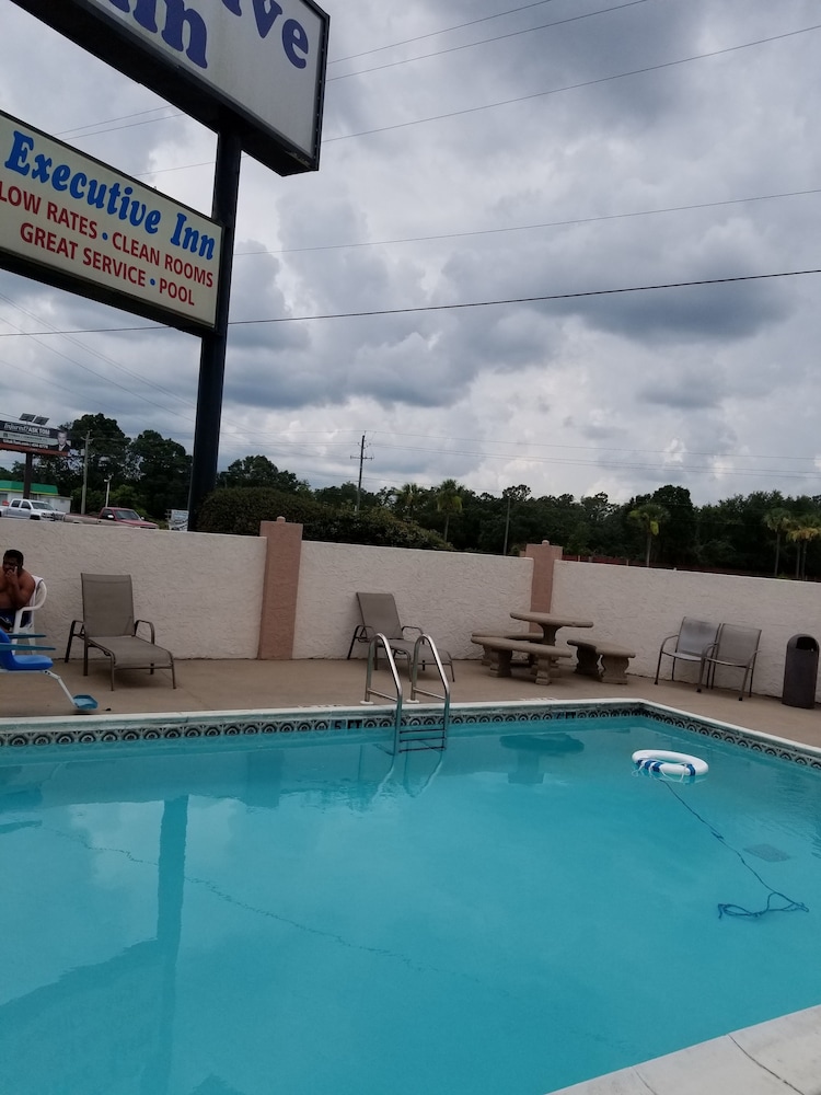 Executive Inn 8/40