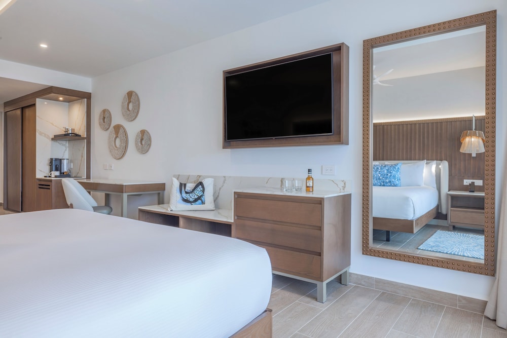 Junior Suite, Luxury, King Bed, Pool View