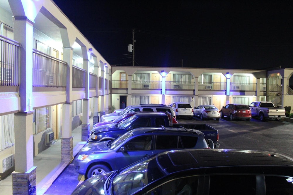 Hutchinson Inn 49/58