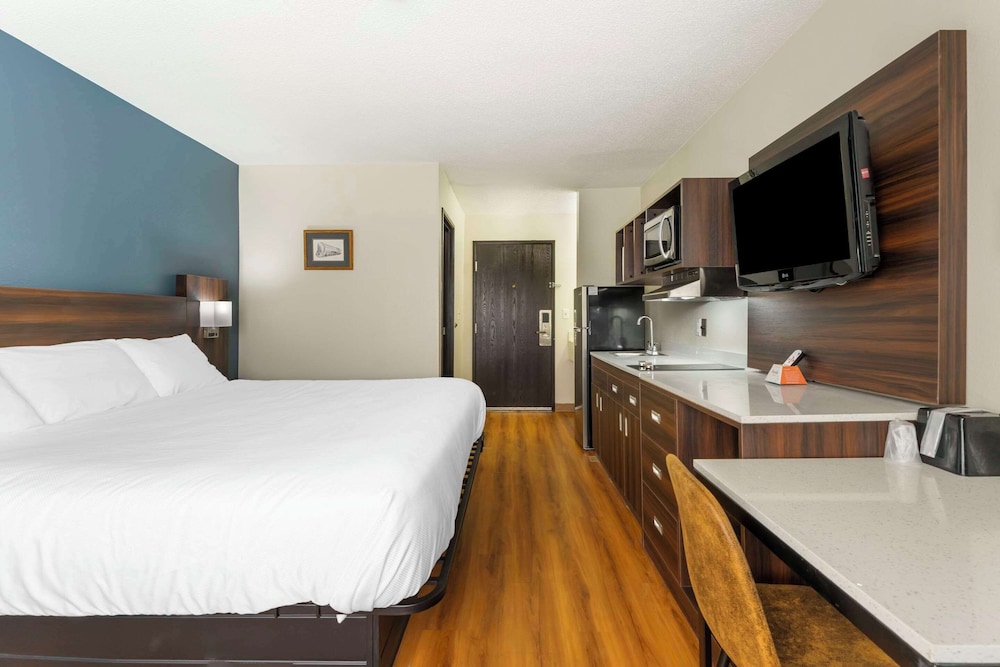 Efficiency, King Bed, Accessible، Suburban Studios LaVale-Cumberland 2/4