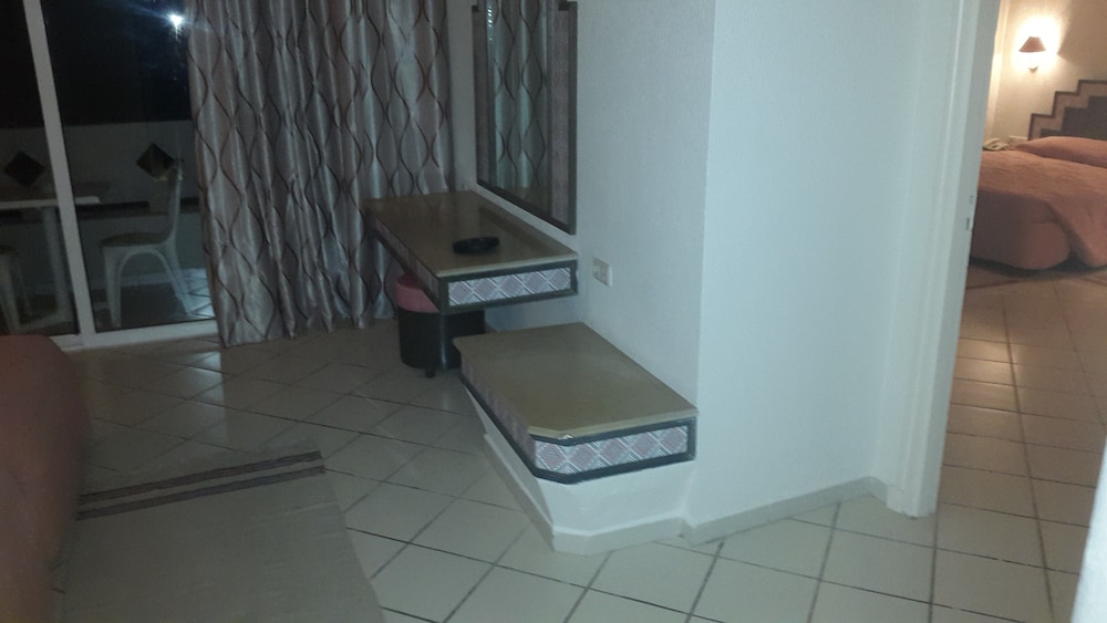 Tunisia Lodge 32/32