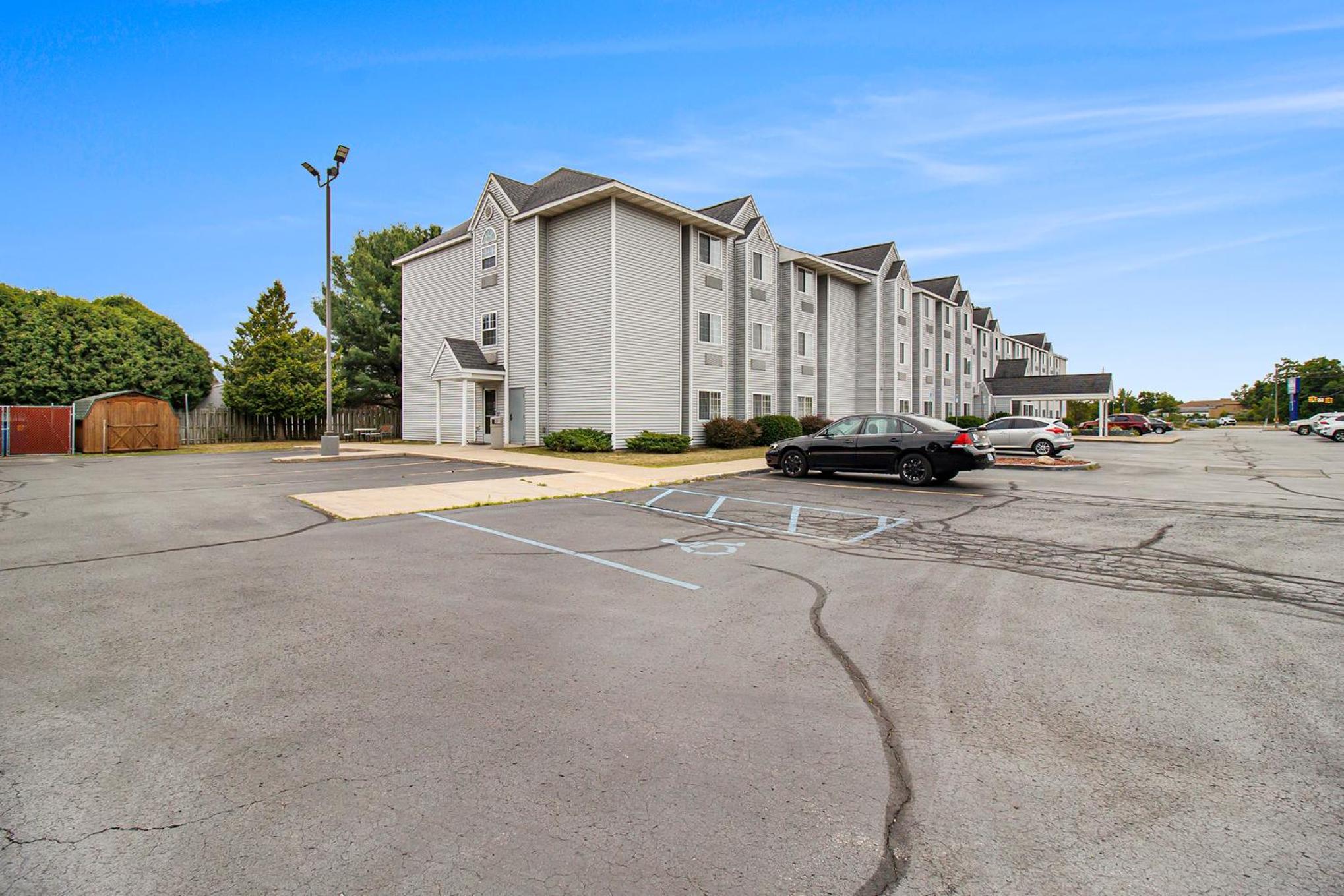 Microtel Inn & Suites by Wyndham Manistee 34/50